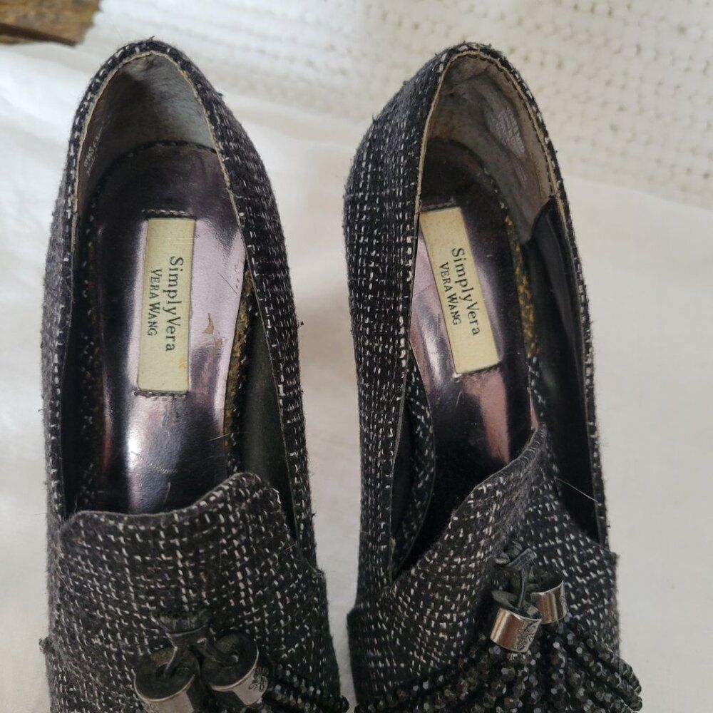 Simply Vera Wang Pumps Tasseled black white beaded sz 6 shoes 4 1/2" Heels GUC - Picture 3 of 11